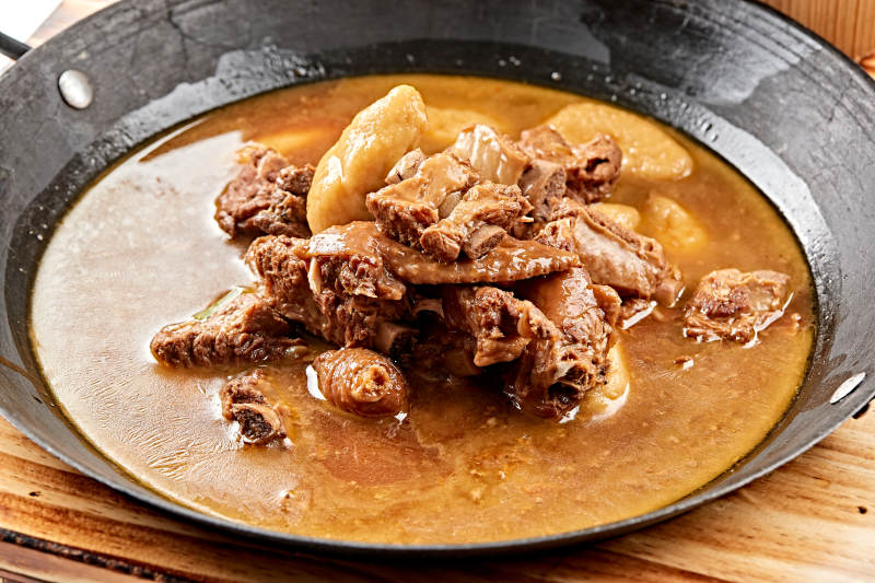 精美餐具装的农家铁锅山药鱼鱼炖柴鸡图片