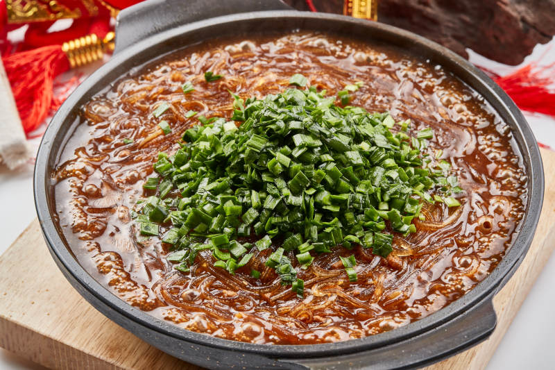 黑色砂锅装的水晶卤汤红薯粉图片