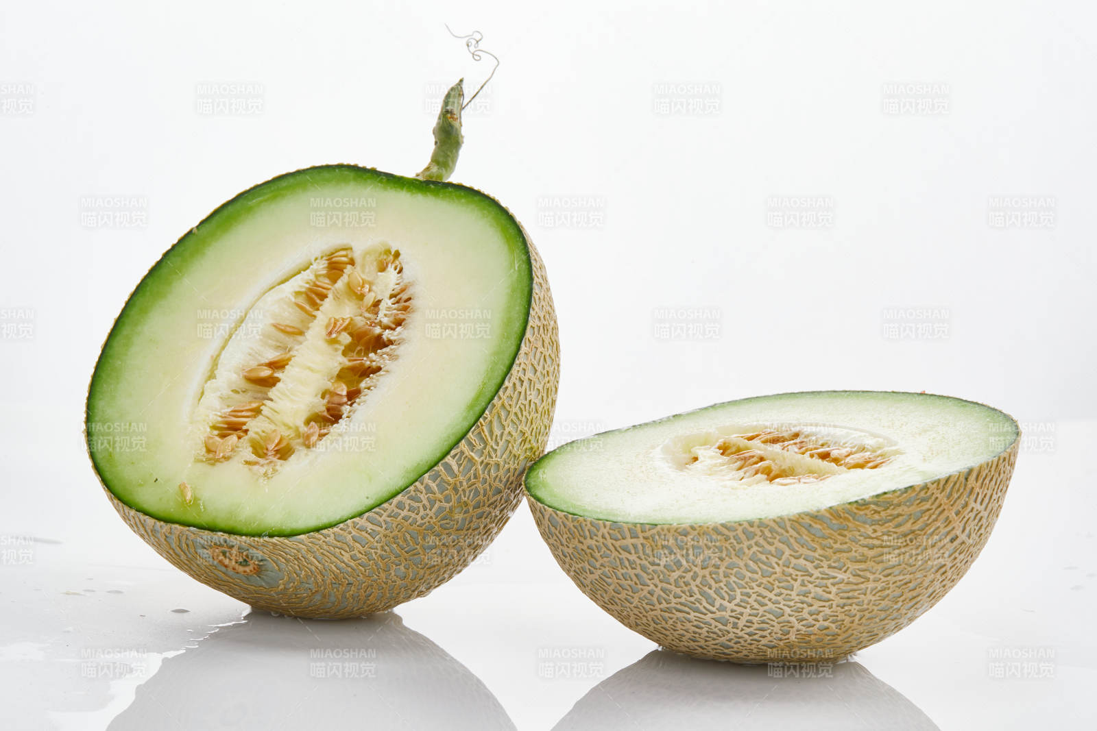 白色背景上摆放的新鲜哈密瓜图片