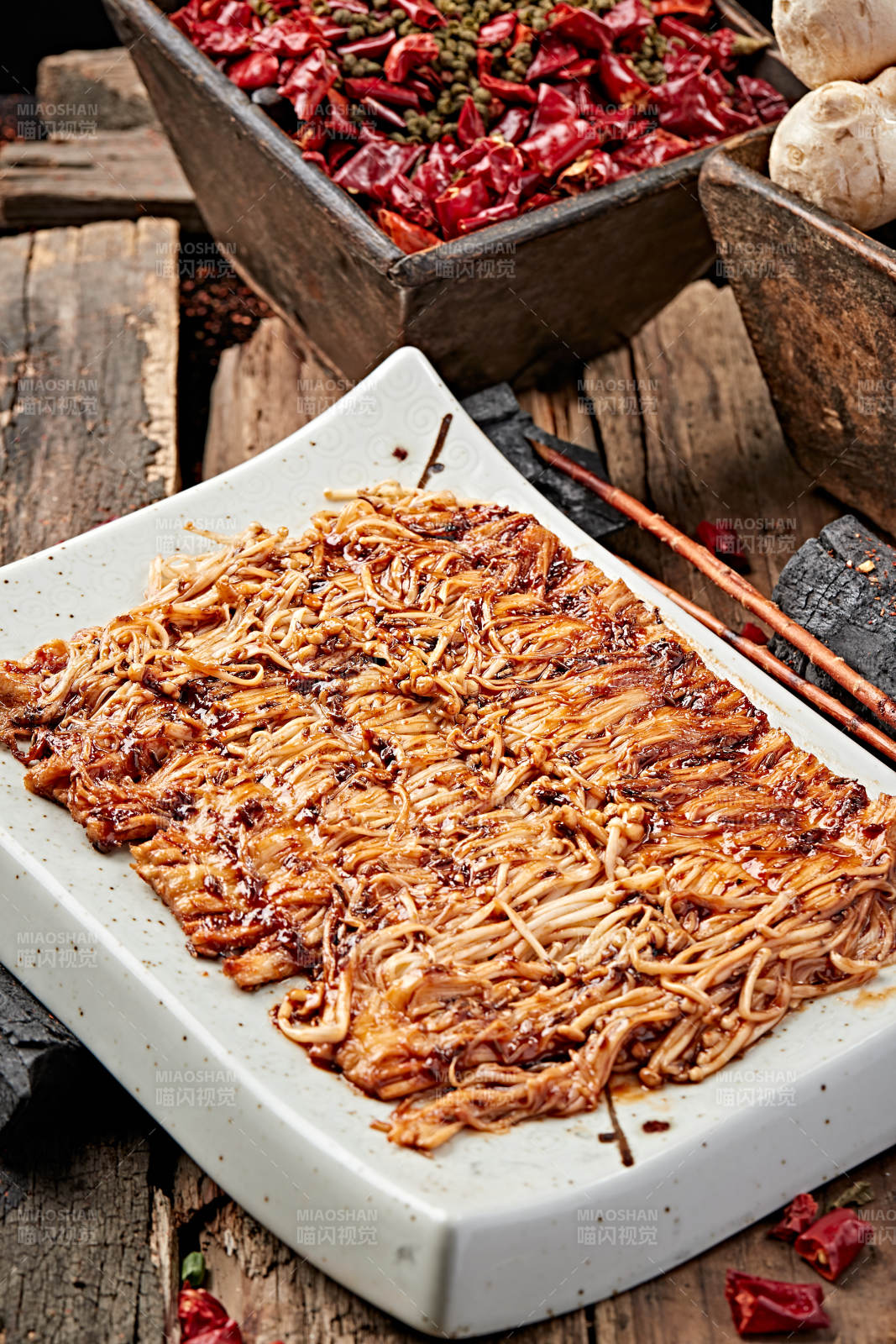 炭烤刷酱金针菇图片