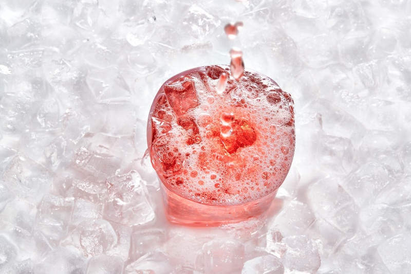 布满冰块的酒杯中的清凉葡萄味预调酒图片
