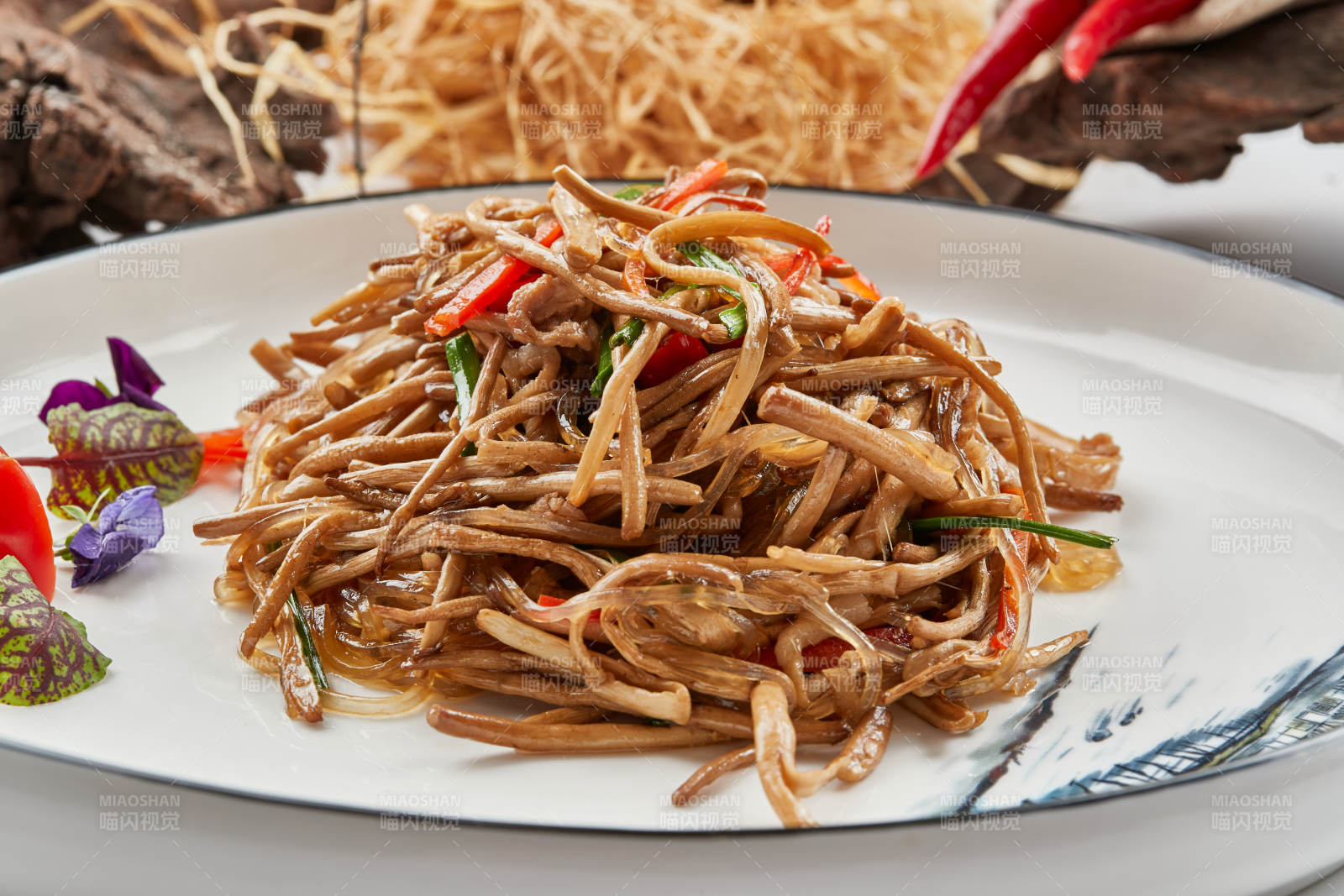 白色瓷餐具装的小米辣炝炒茶树菇图片