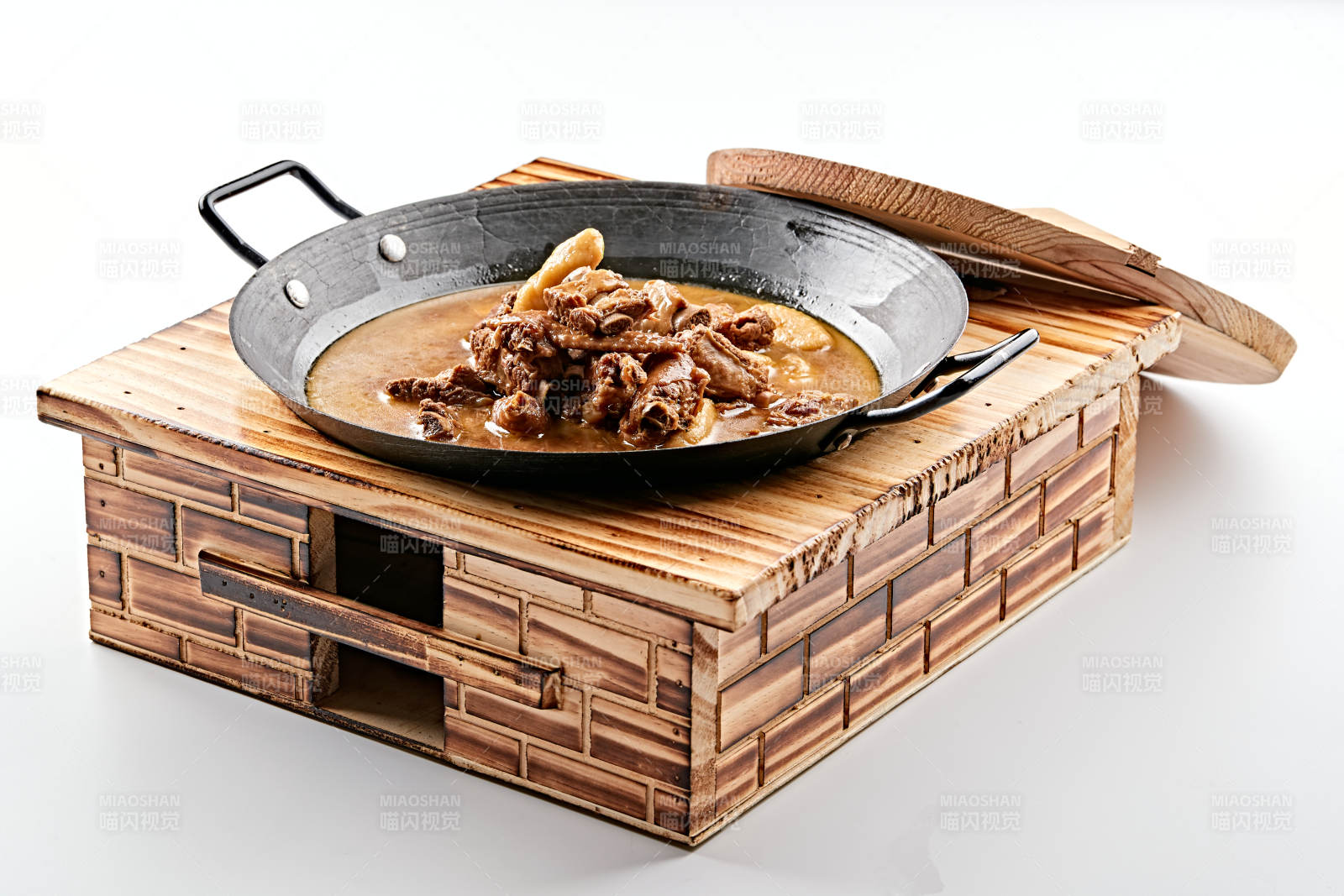 精美餐具装的农家铁锅山药鱼鱼炖柴鸡图片