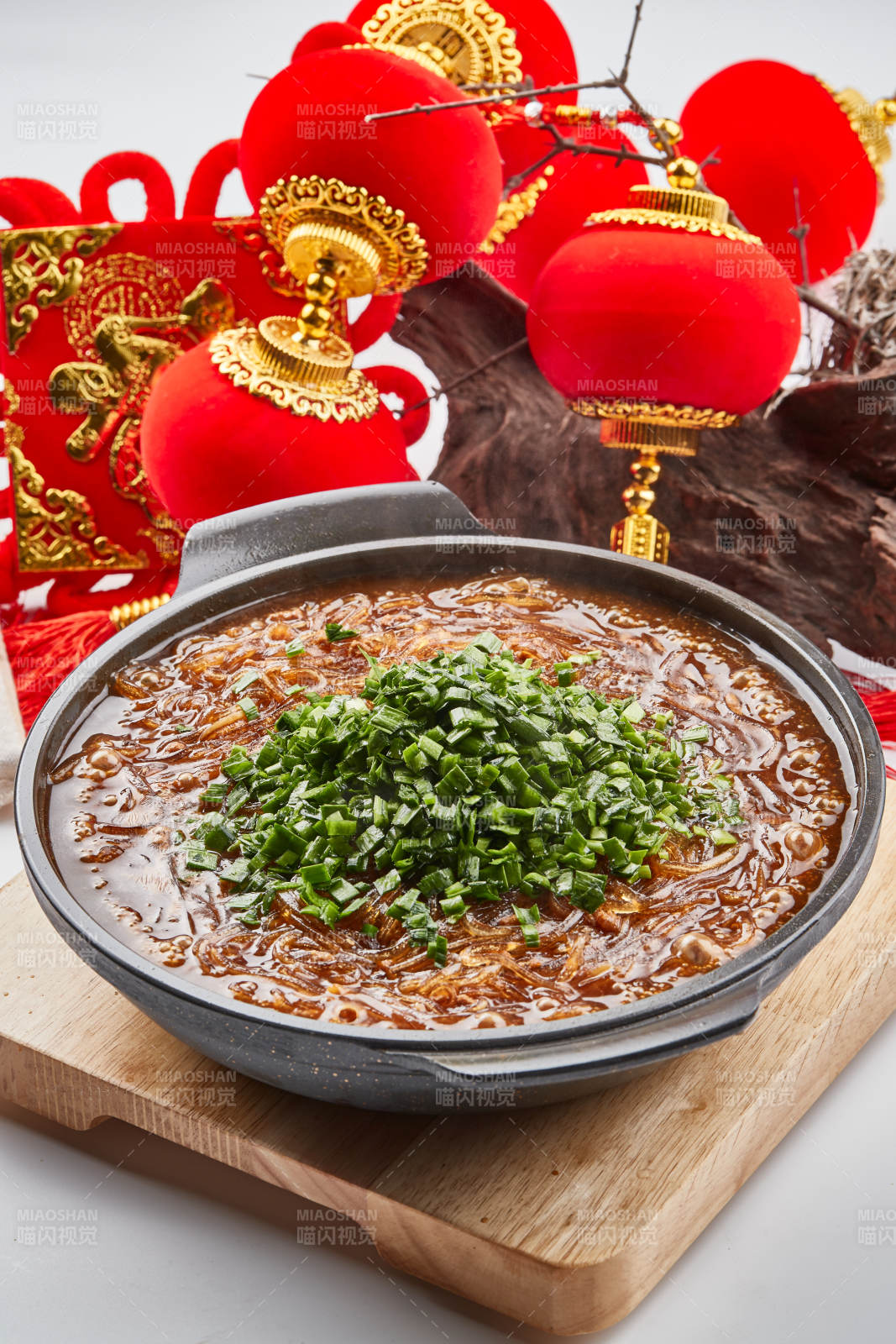 黑色砂锅装的水晶卤汤红薯粉图片