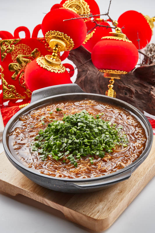 黑色砂锅装的水晶卤汤红薯粉图片