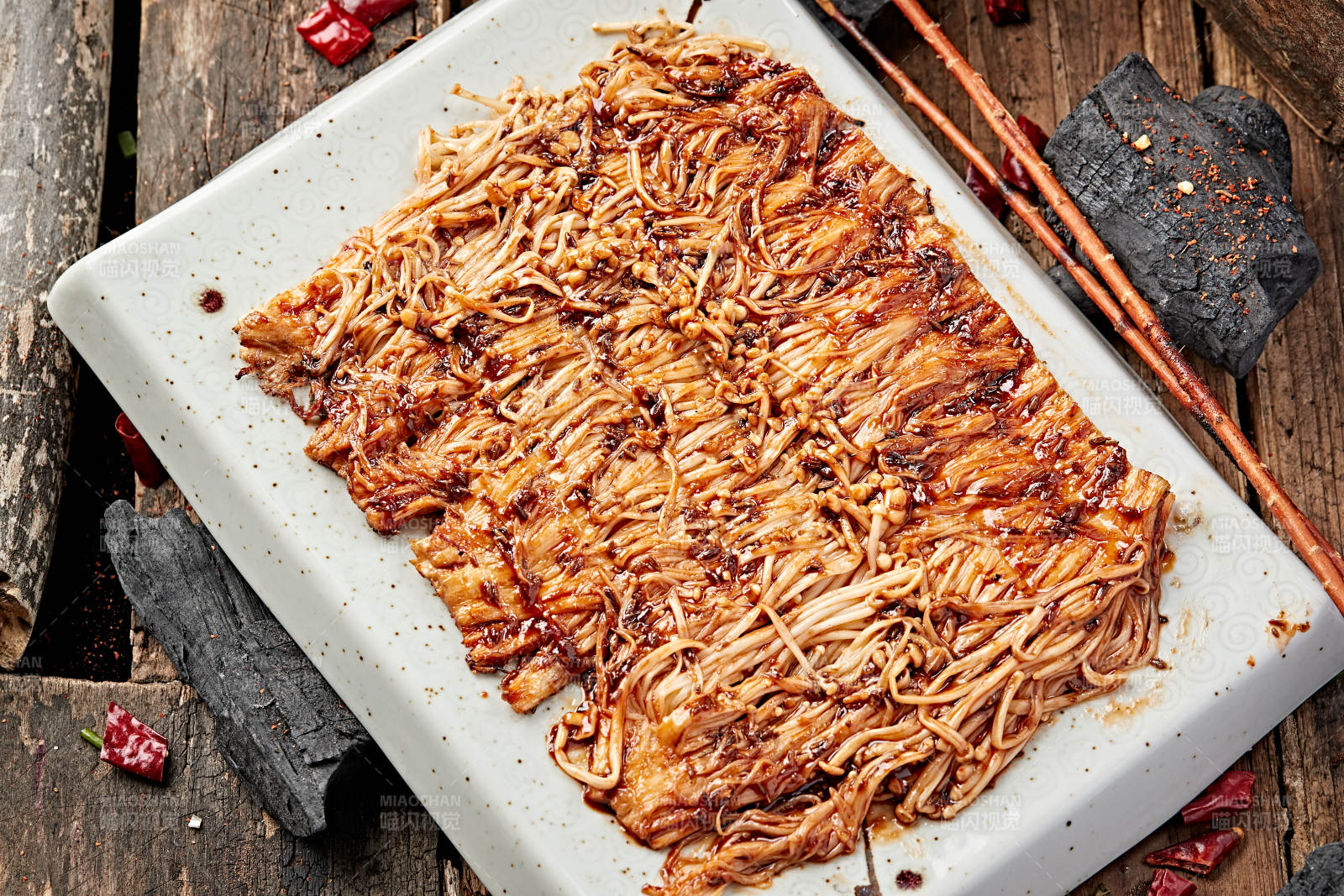 炭烤刷酱金针菇图片