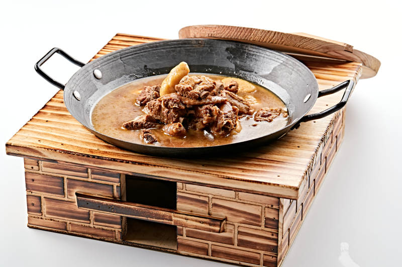 精美餐具装的农家铁锅山药鱼鱼炖柴鸡图片