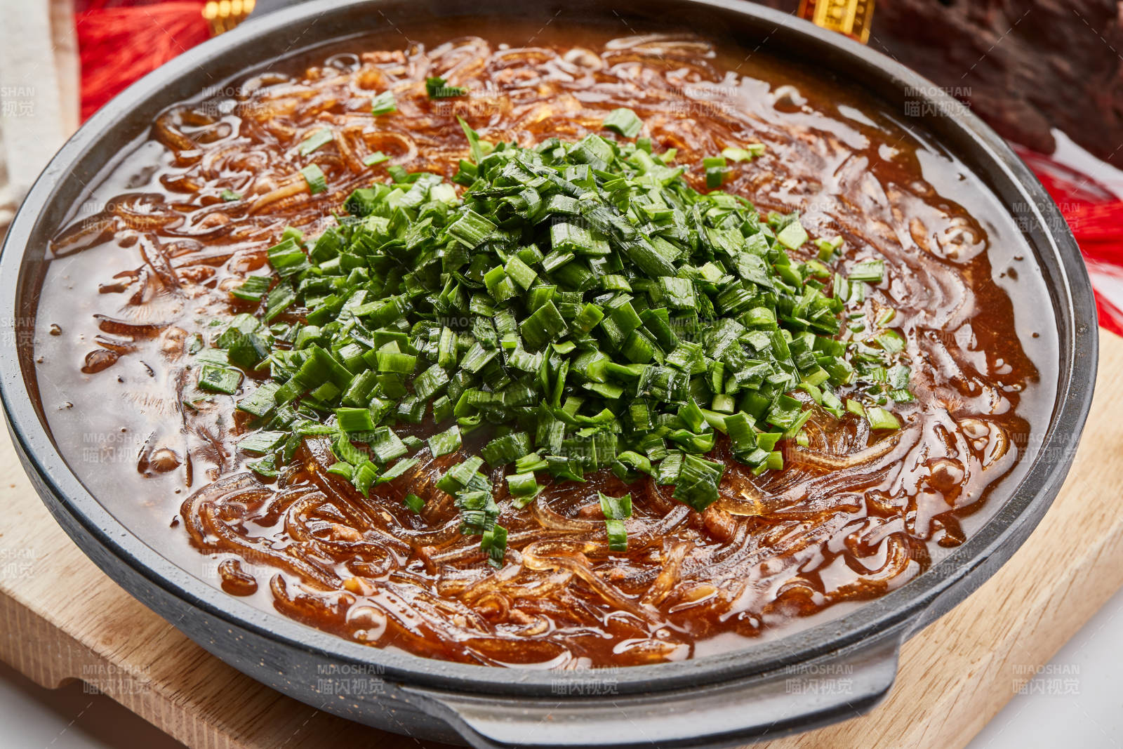 黑色砂锅装的水晶卤汤红薯粉图片