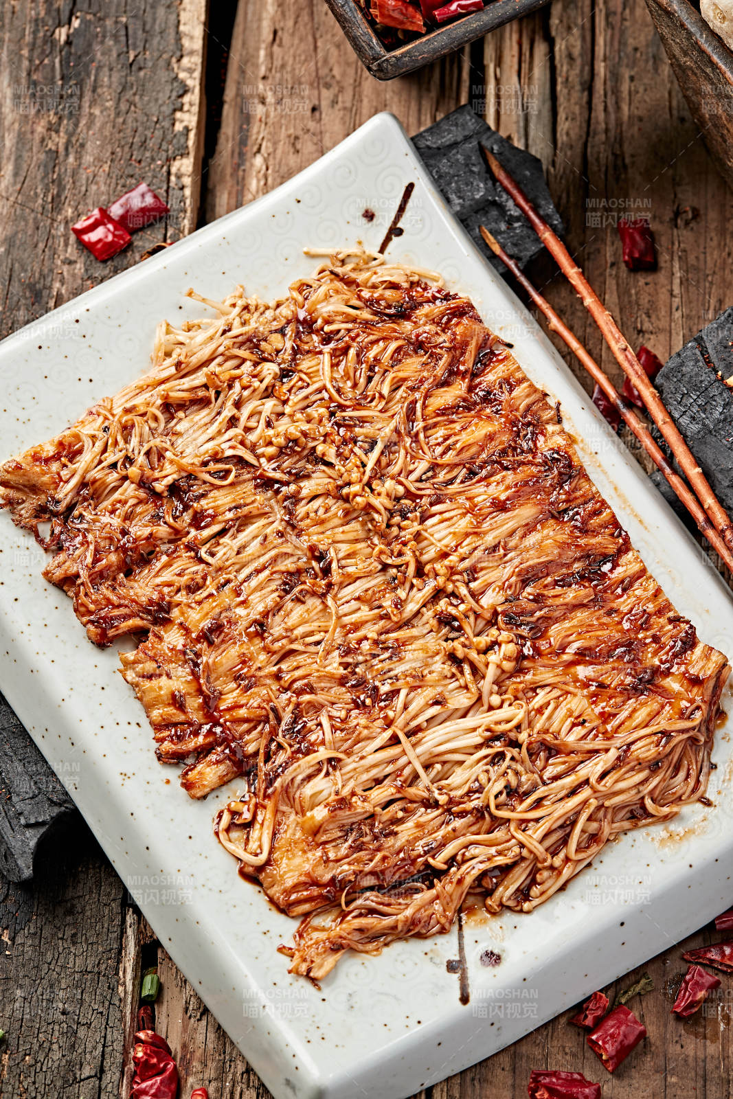 炭烤刷酱金针菇图片