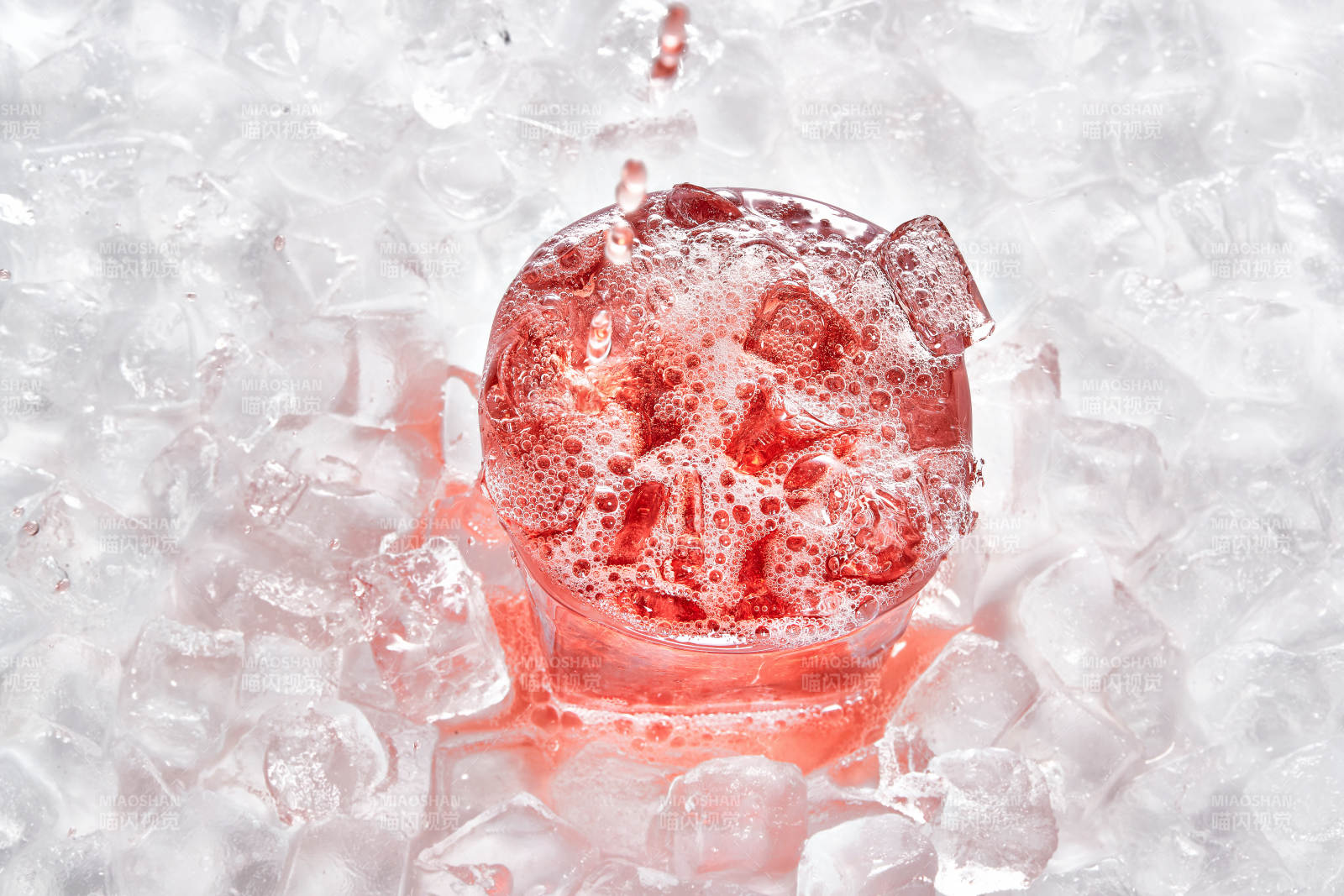布满冰块的酒杯中的清凉葡萄味预调酒图片