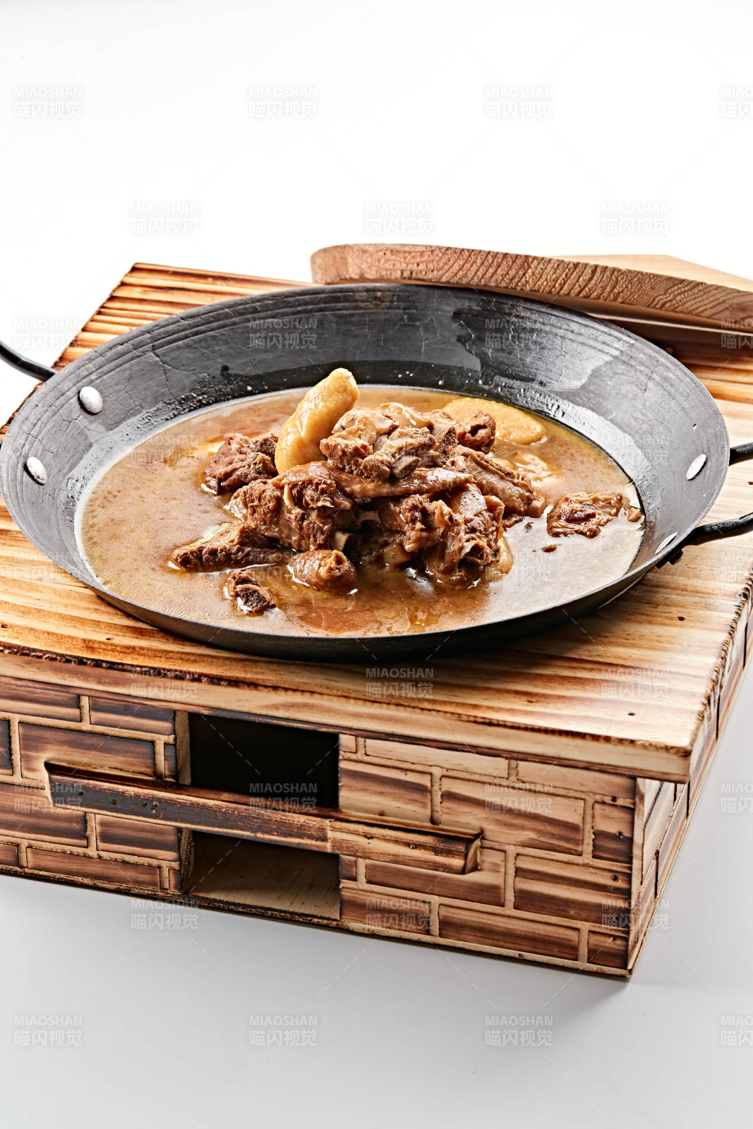 精美餐具装的农家铁锅山药鱼鱼炖柴鸡图片