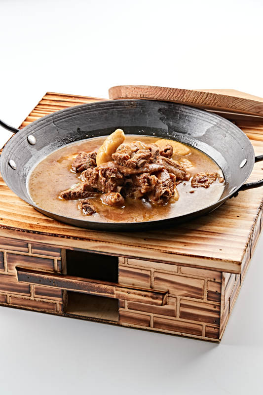 精美餐具装的农家铁锅山药鱼鱼炖柴鸡图片