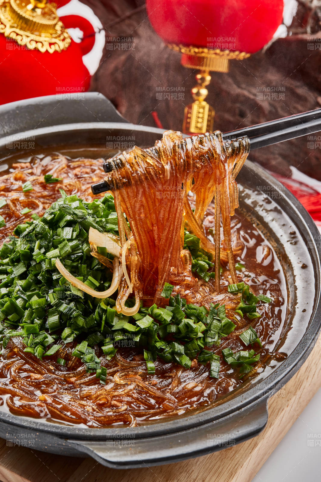 黑色砂锅装的水晶卤汤红薯粉图片