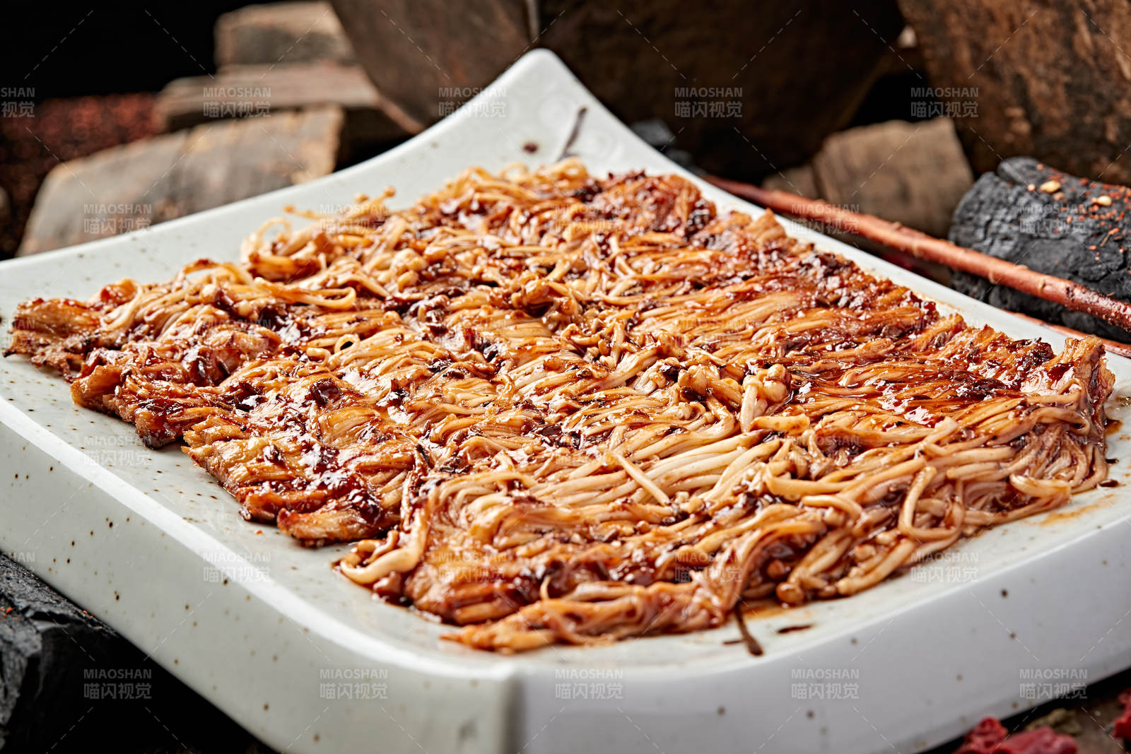 炭烤刷酱金针菇图片