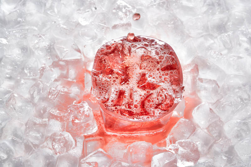 布满冰块的酒杯中的清凉葡萄味预调酒图片