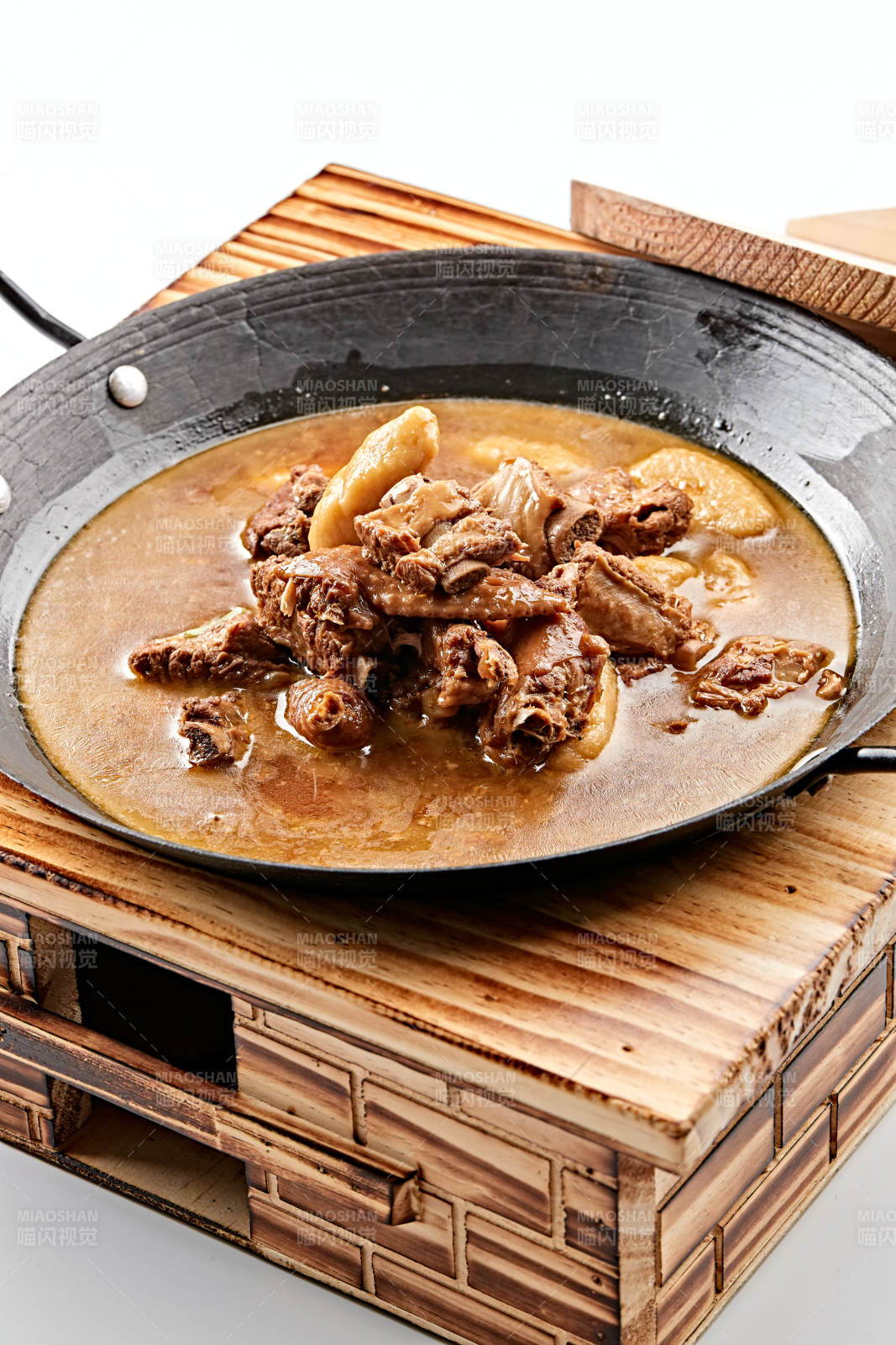 精美餐具装的农家铁锅山药鱼鱼炖柴鸡图片