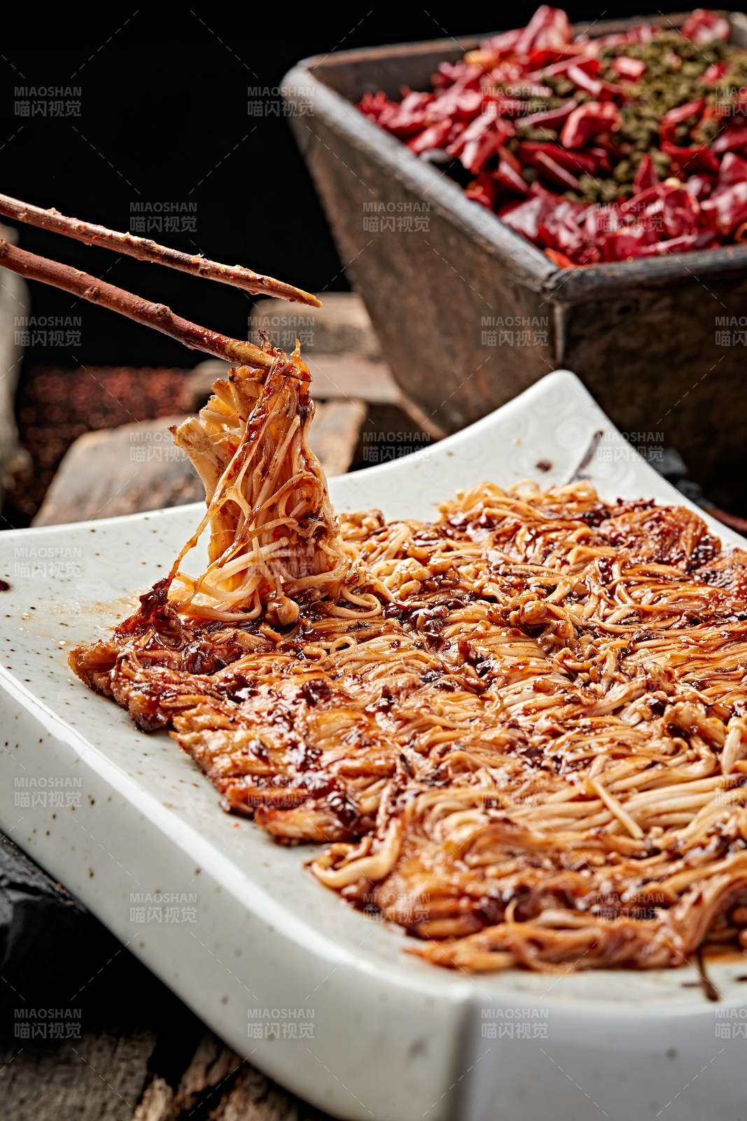 炭烤刷酱金针菇图片