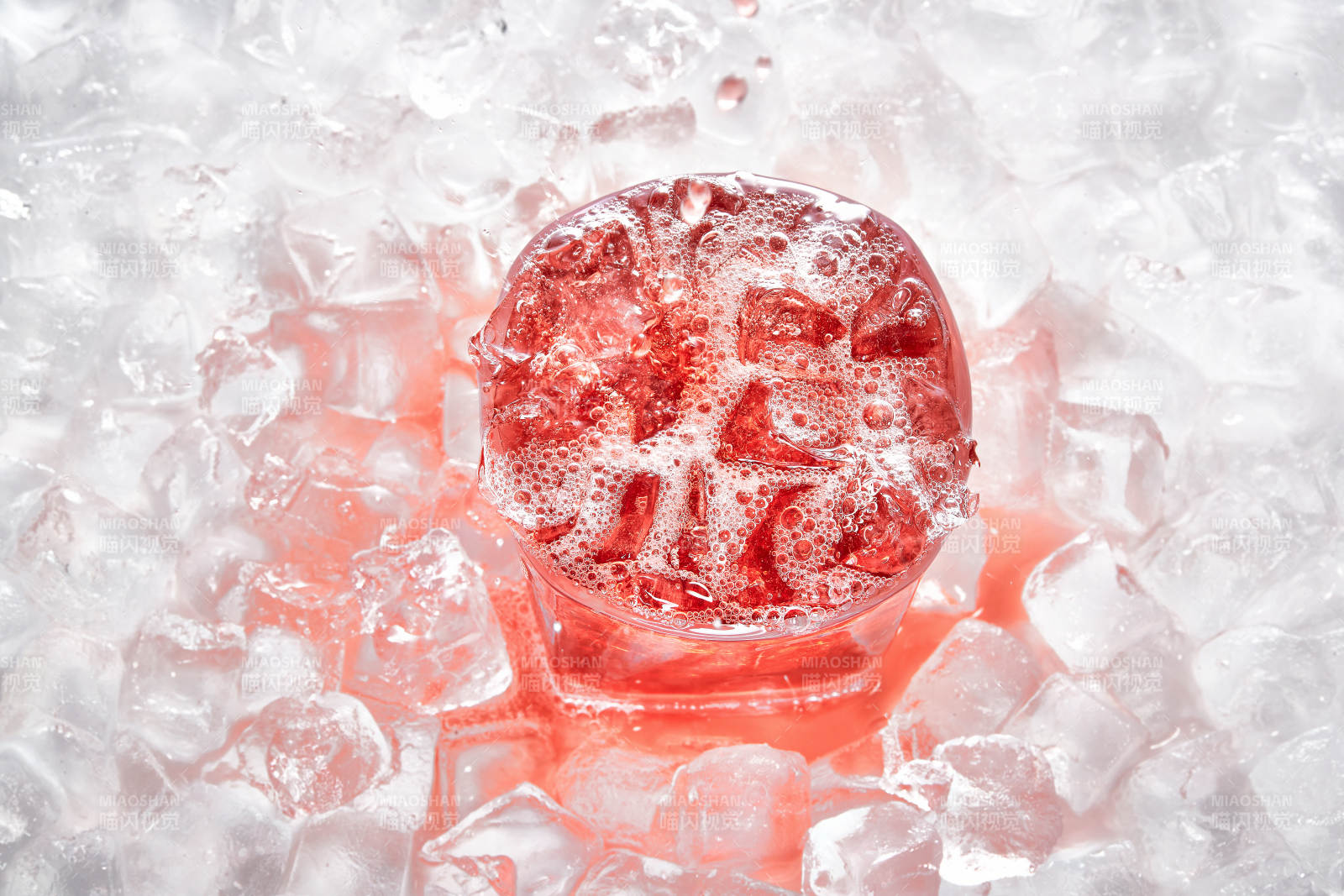 布满冰块的酒杯中的清凉葡萄味预调酒图片