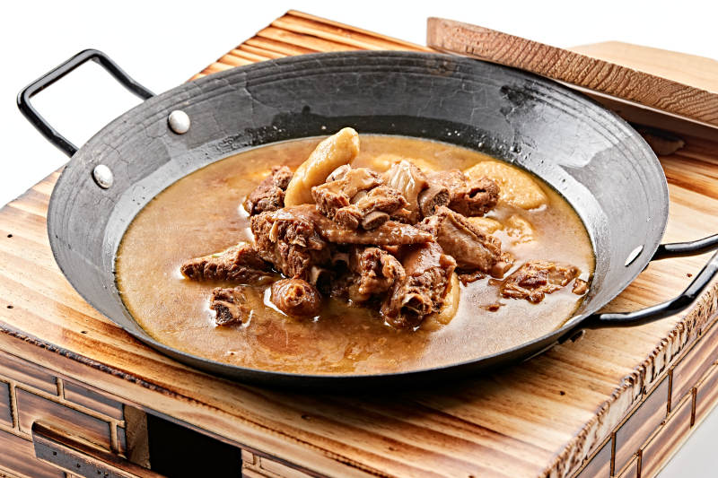 精美餐具装的农家铁锅山药鱼鱼炖柴鸡图片