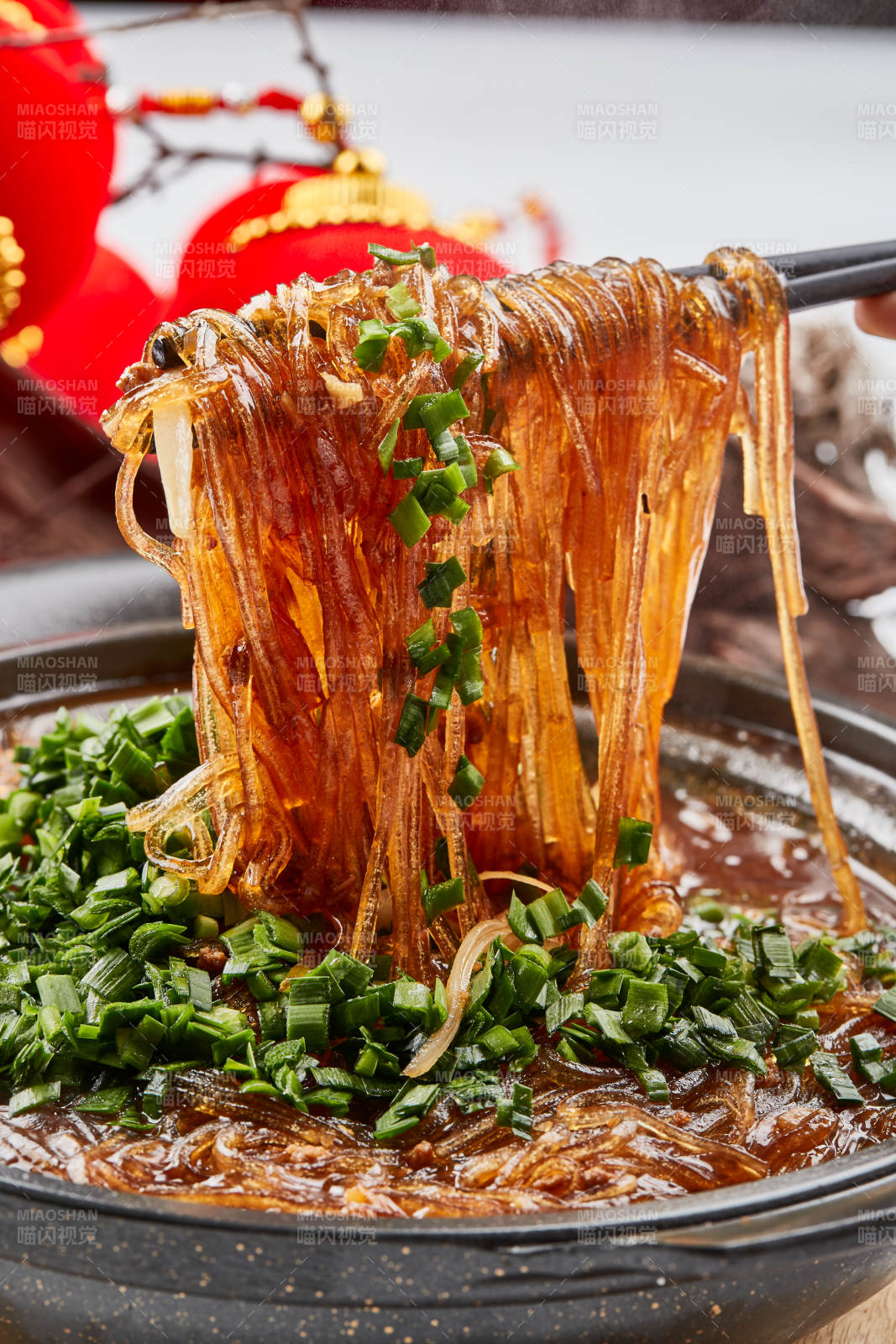 黑色砂锅装的水晶卤汤红薯粉图片