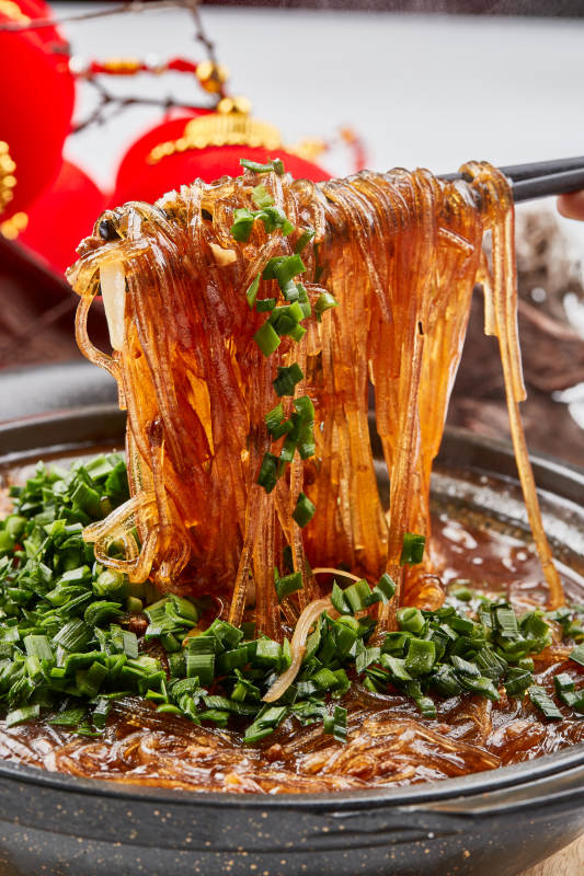 黑色砂锅装的水晶卤汤红薯粉图片