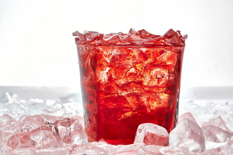 布满冰块的酒杯中的清凉葡萄味预调酒图片