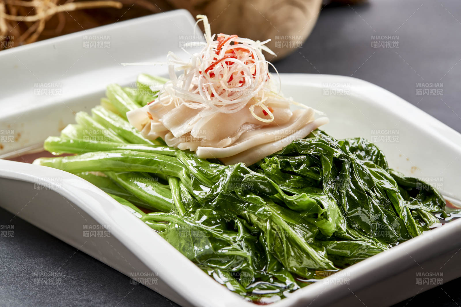 方瓷盘装的浇汁芥蓝大海螺片图片