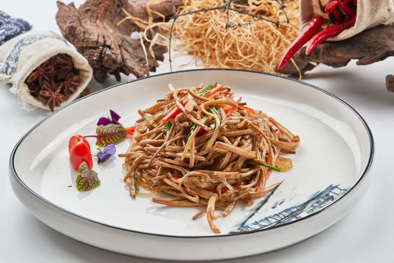 白色瓷餐具装的小米辣炝炒茶树菇图片