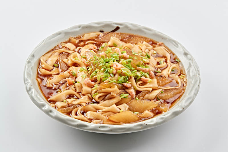 精美瓷盘装的农家海米粉条烩萝卜图片