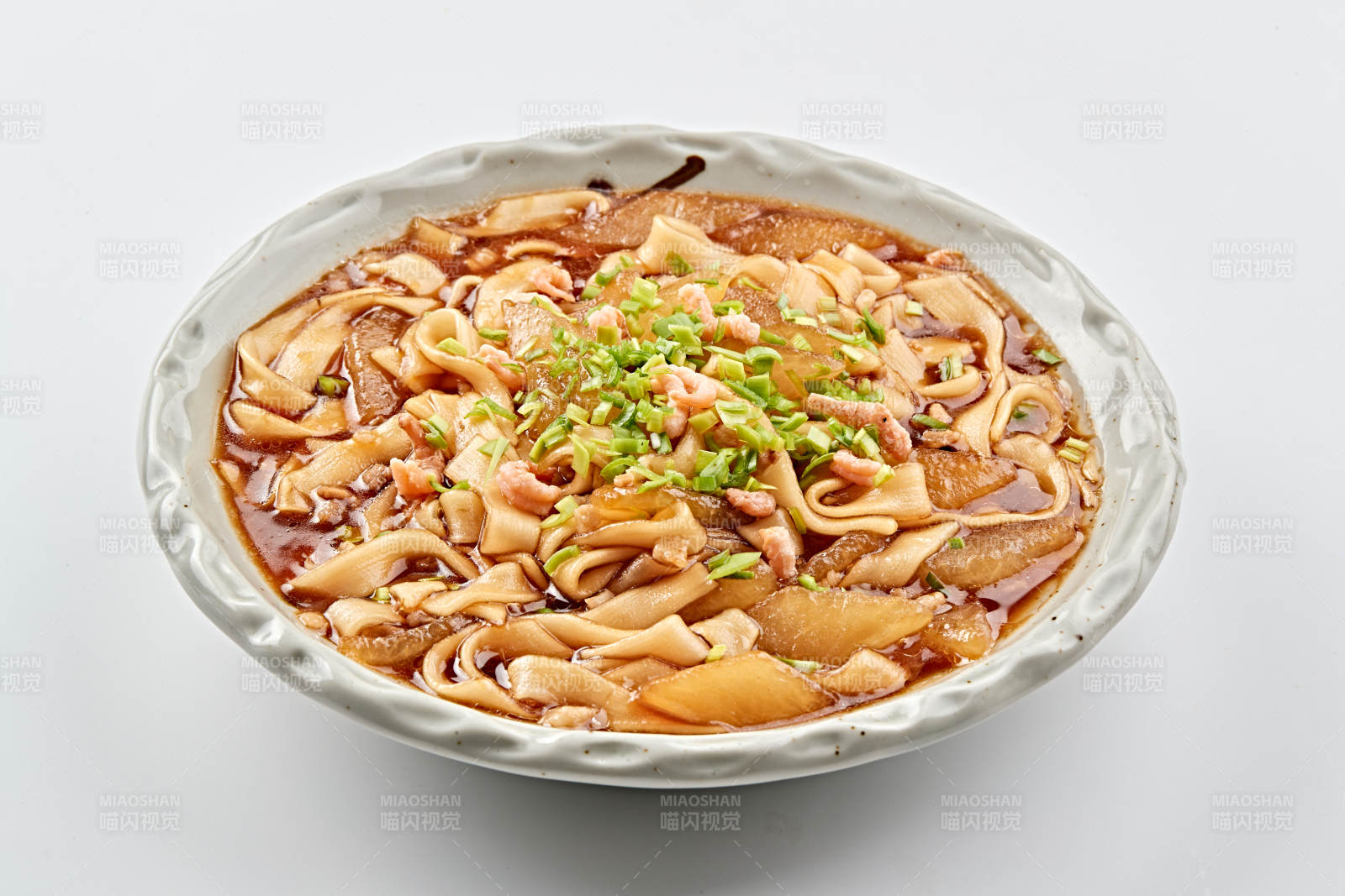 精美瓷盘装的农家海米粉条烩萝卜图片