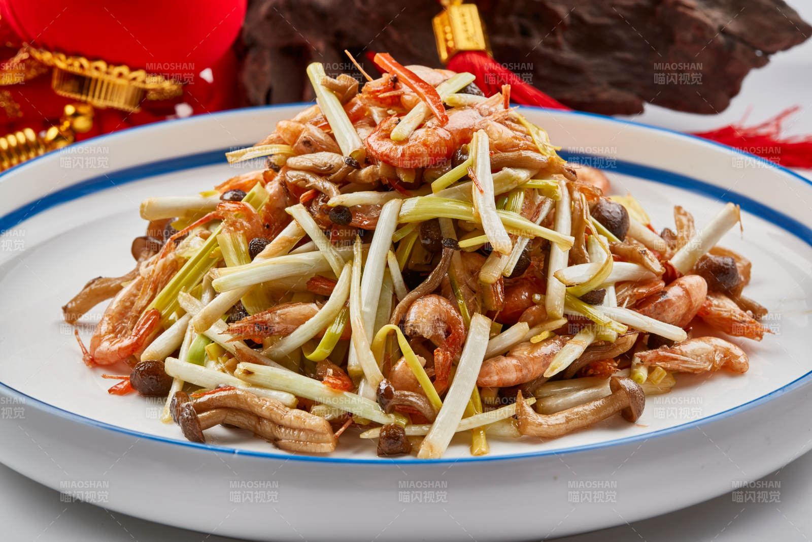 白色瓷餐具装的韭黄海鲜菇炒海米图片