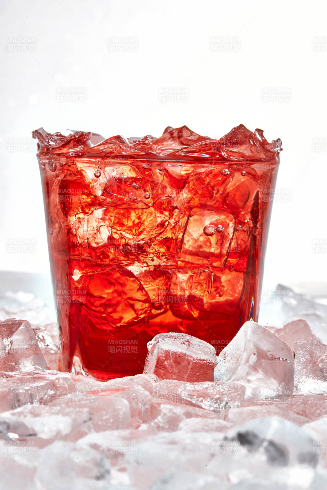 布满冰块的酒杯中的清凉葡萄味预调酒图片