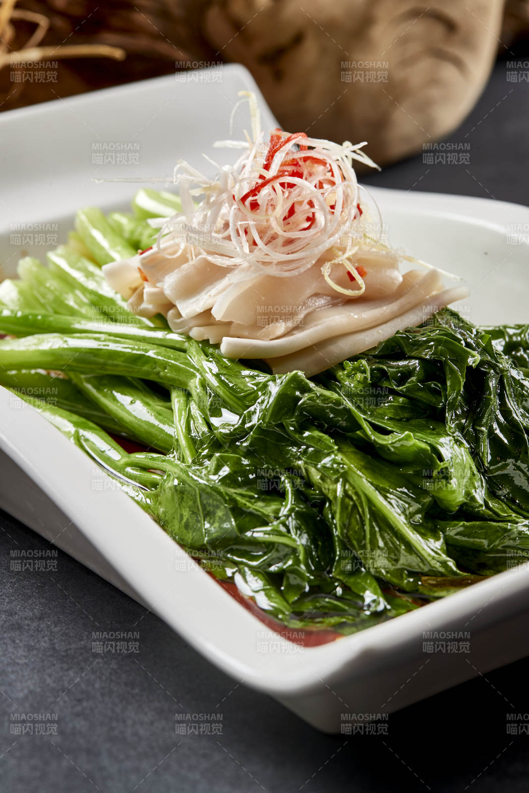 方瓷盘装的浇汁芥蓝大海螺片图片