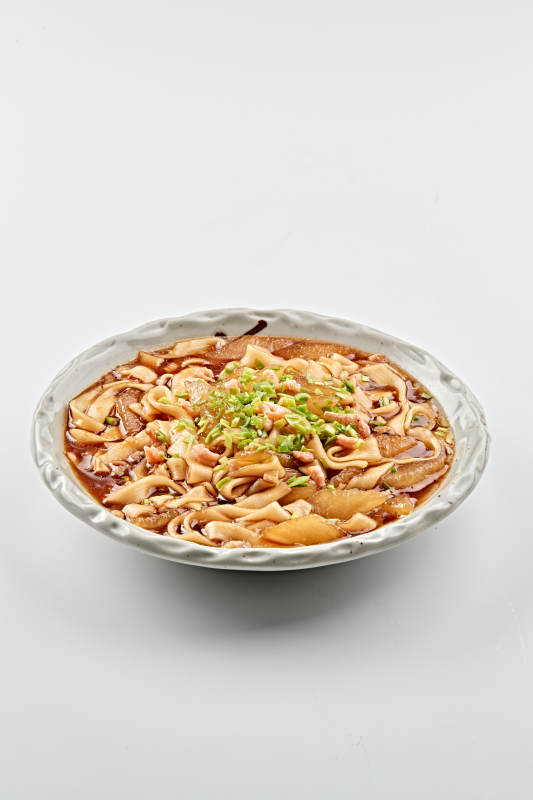 精美瓷盘装的农家海米粉条烩萝卜图片