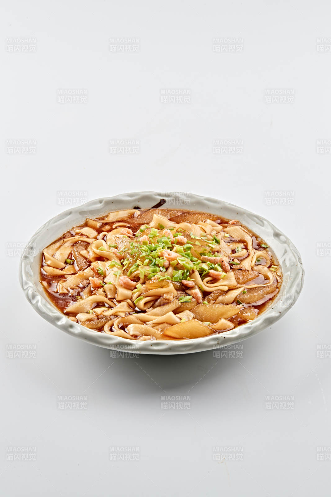 精美瓷盘装的农家海米粉条烩萝卜图片