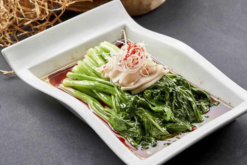 方瓷盘装的浇汁芥蓝大海螺片图片