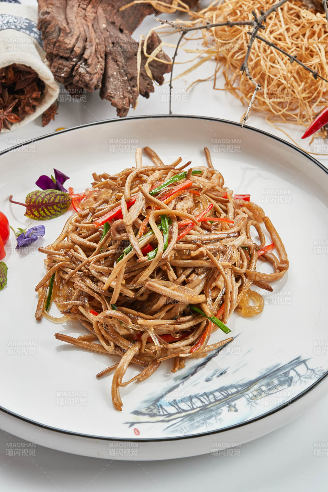 白色瓷餐具装的小米辣炝炒茶树菇图片