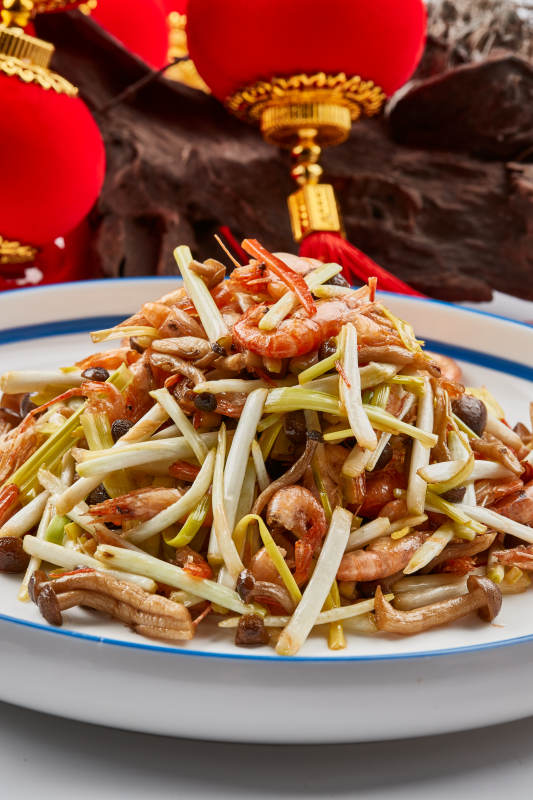 白色瓷餐具装的韭黄海鲜菇炒海米图片