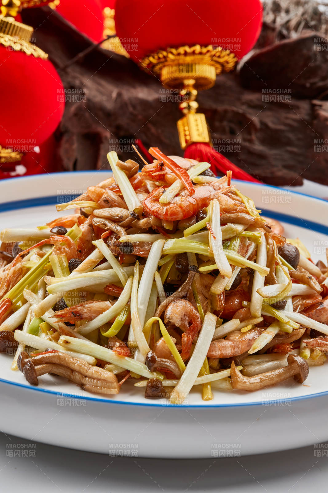 白色瓷餐具装的韭黄海鲜菇炒海米图片