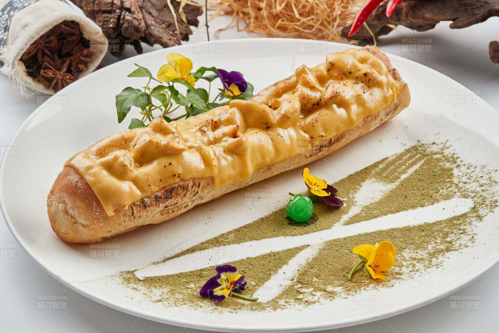 白色瓷盘装的的芝士火腿焗法棍面包图片