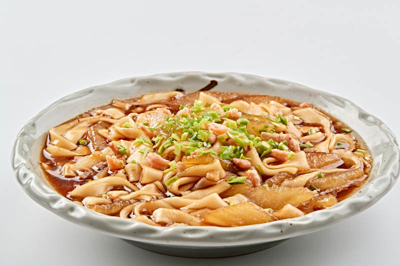 精美瓷盘装的农家海米粉条烩萝卜图片