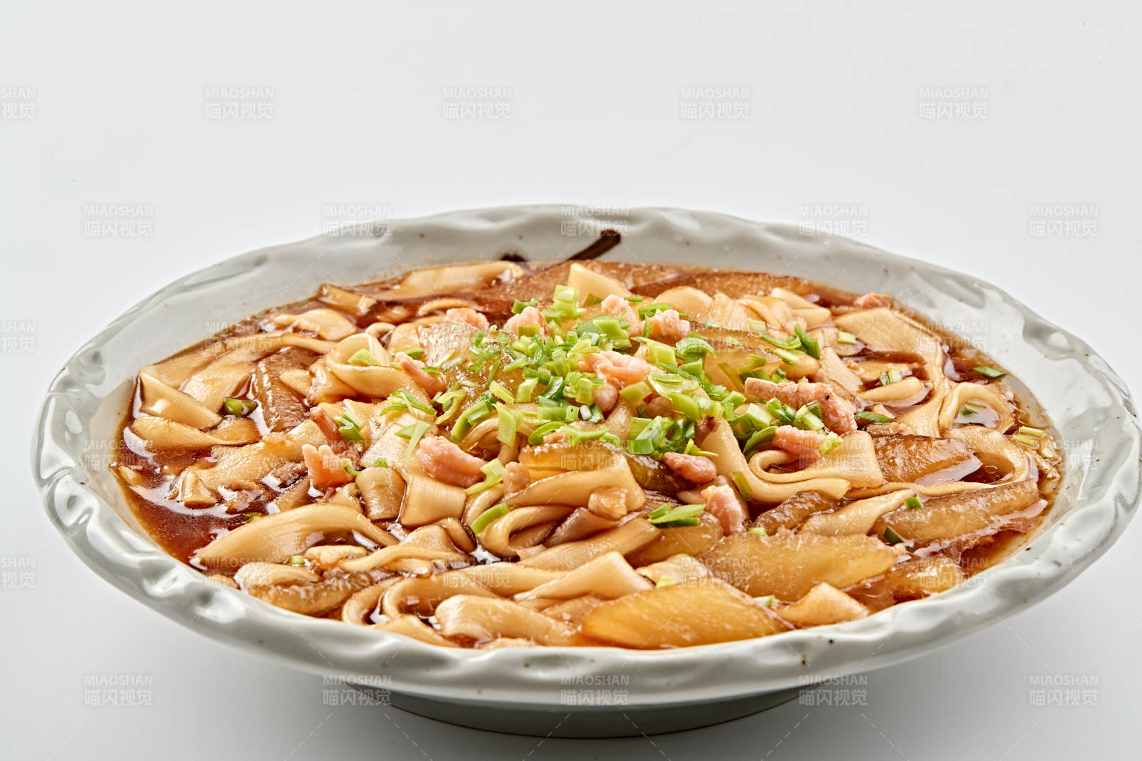 精美瓷盘装的农家海米粉条烩萝卜图片