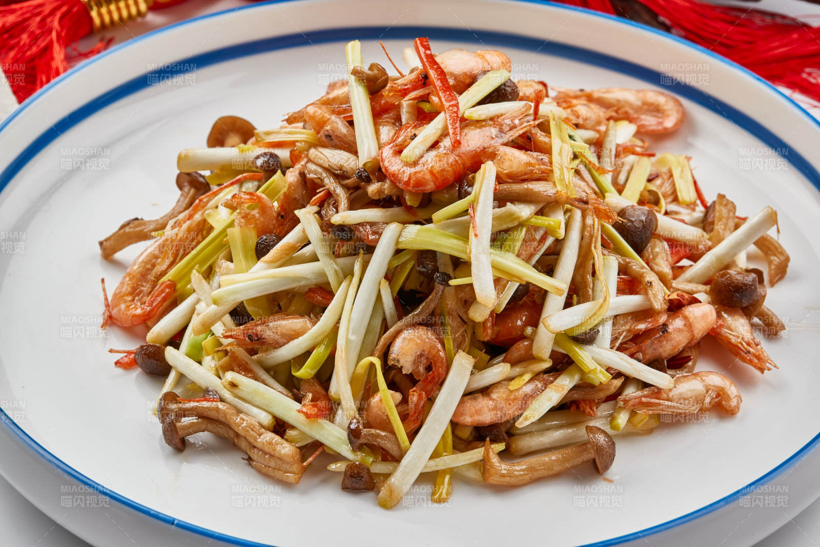 白色瓷餐具装的韭黄海鲜菇炒海米图片