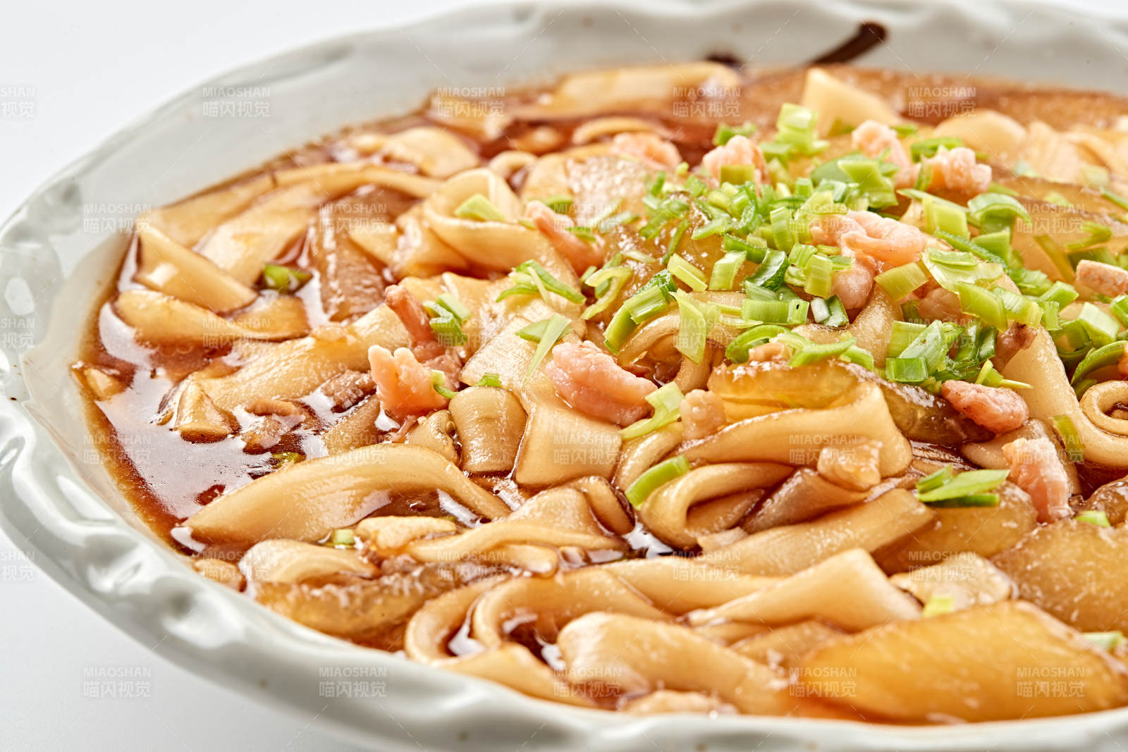 精美瓷盘装的农家海米粉条烩萝卜图片