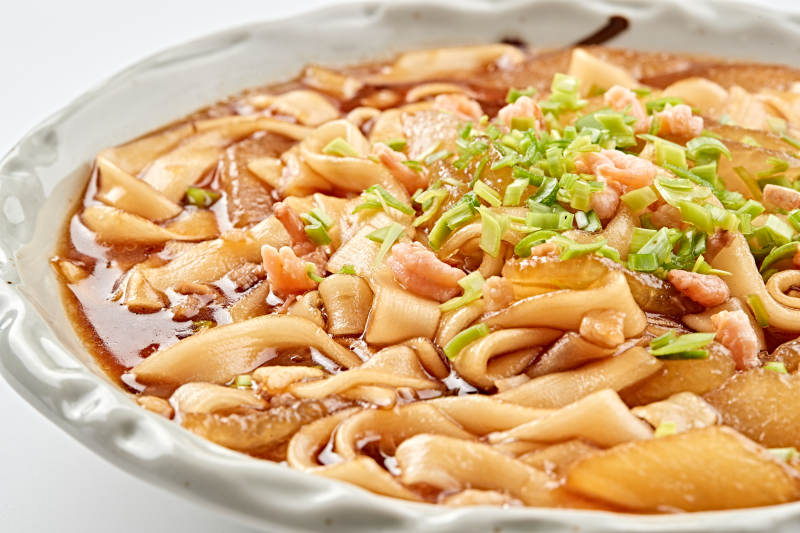 精美瓷盘装的农家海米粉条烩萝卜图片