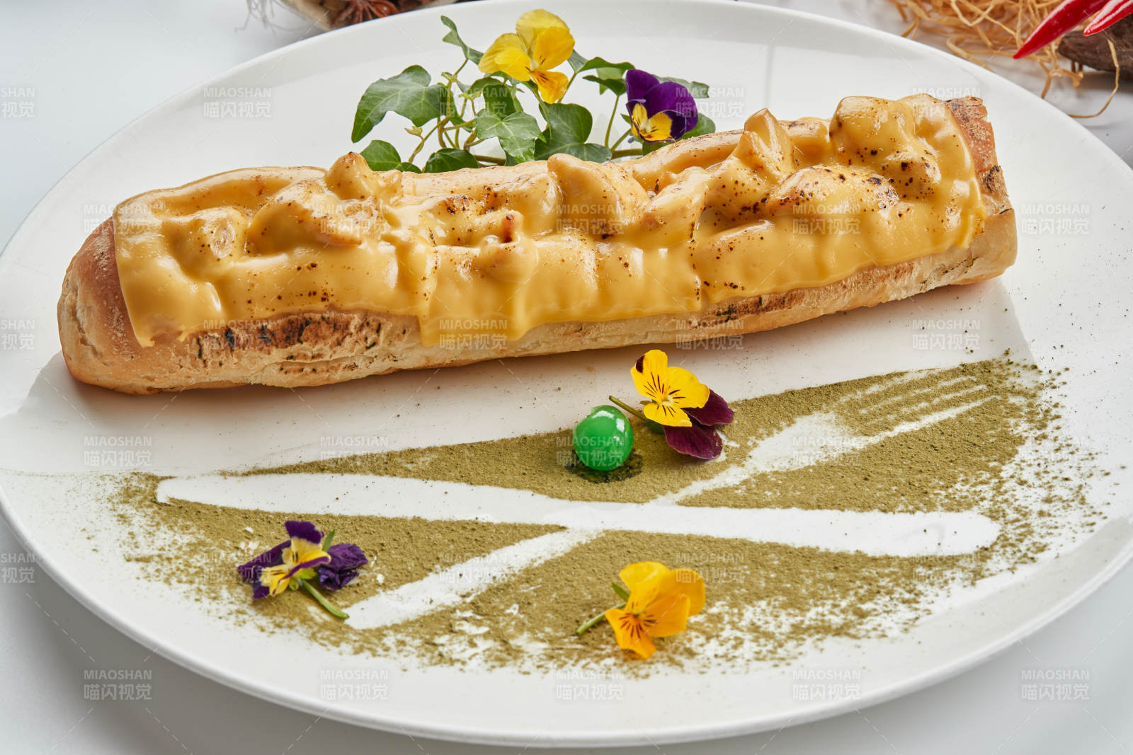 白色瓷盘装的的芝士火腿焗法棍面包图片