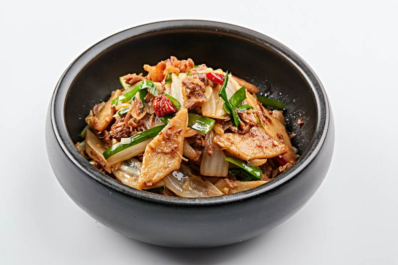 黑色石锅装的韩式石锅土豆饼图片