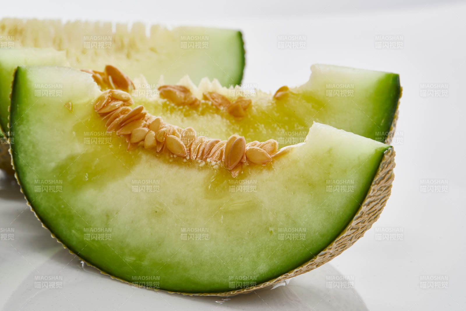 白色背景上摆放的新鲜哈密瓜图片
