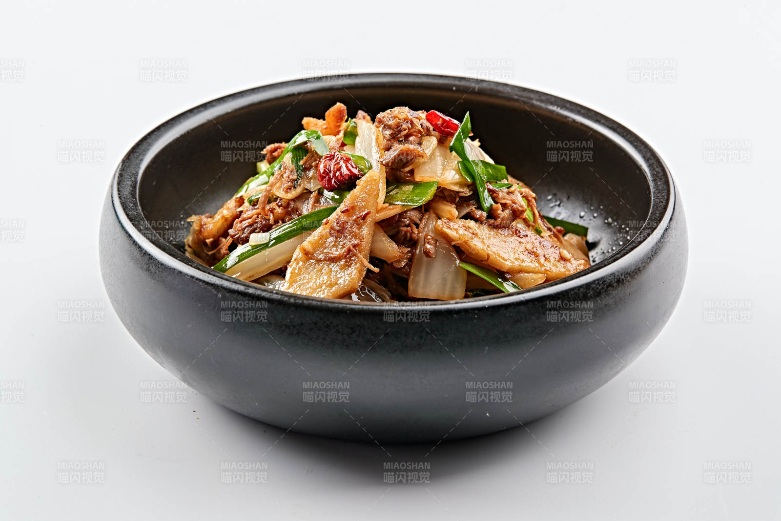 黑色石锅装的韩式石锅土豆饼图片