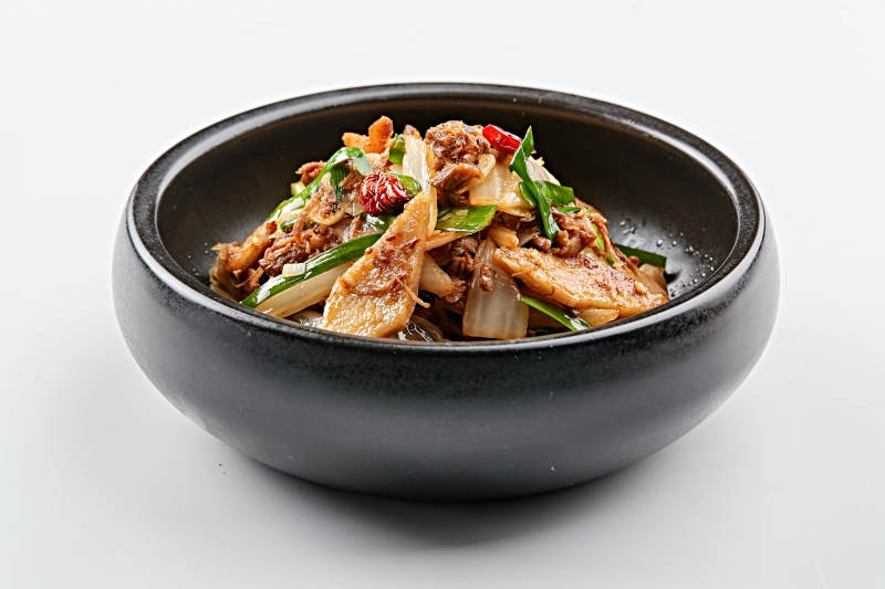 黑色石锅装的韩式石锅土豆饼图片